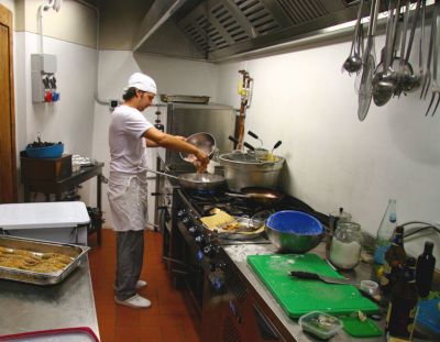 Le Chef Giovanni  pied d'uvre dans la cuisine du Ristorante Dondoli
